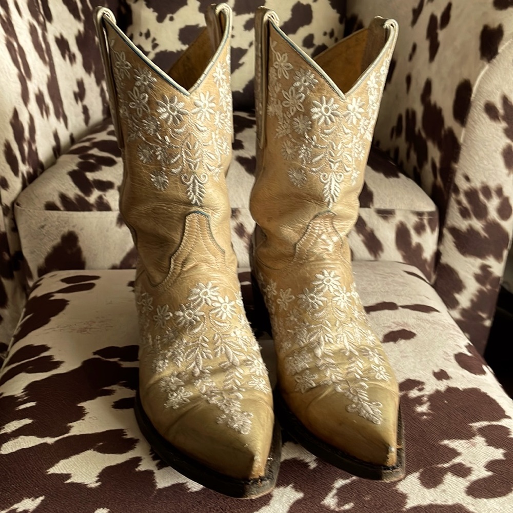 Old Gringo women’s Yippee Ki Yay boot bone w wht floral stitching. 7.5B 9”shaft